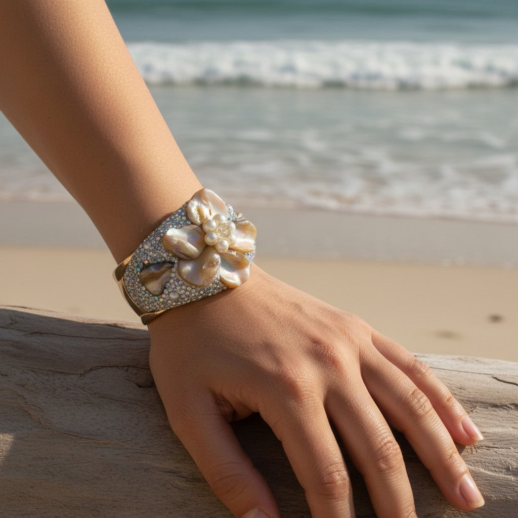 Bracciale Rigido con Fiore Madreperla e Cristalli – Eleganza Raffinata