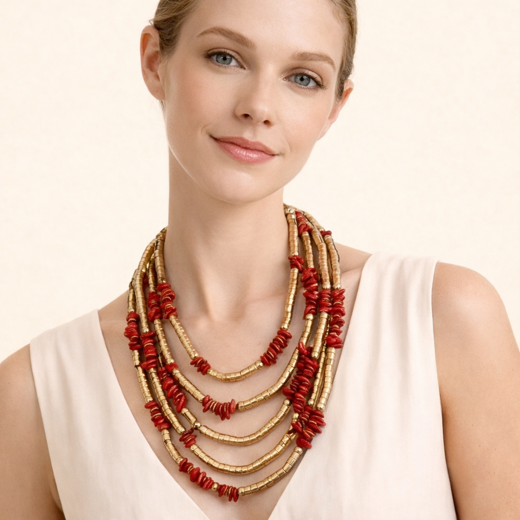Collana Multistrato con Dettagli Dorati e Pietre Naturali – Stile Boho Elegante
