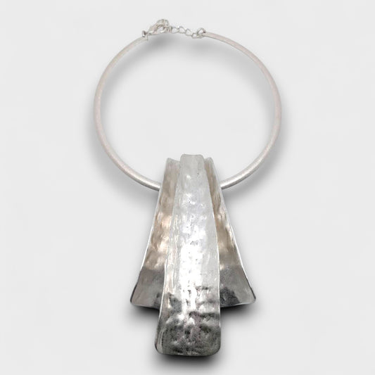 Collana “Forma Scultorea” – Girocollo Rigido in Metallo Martellato