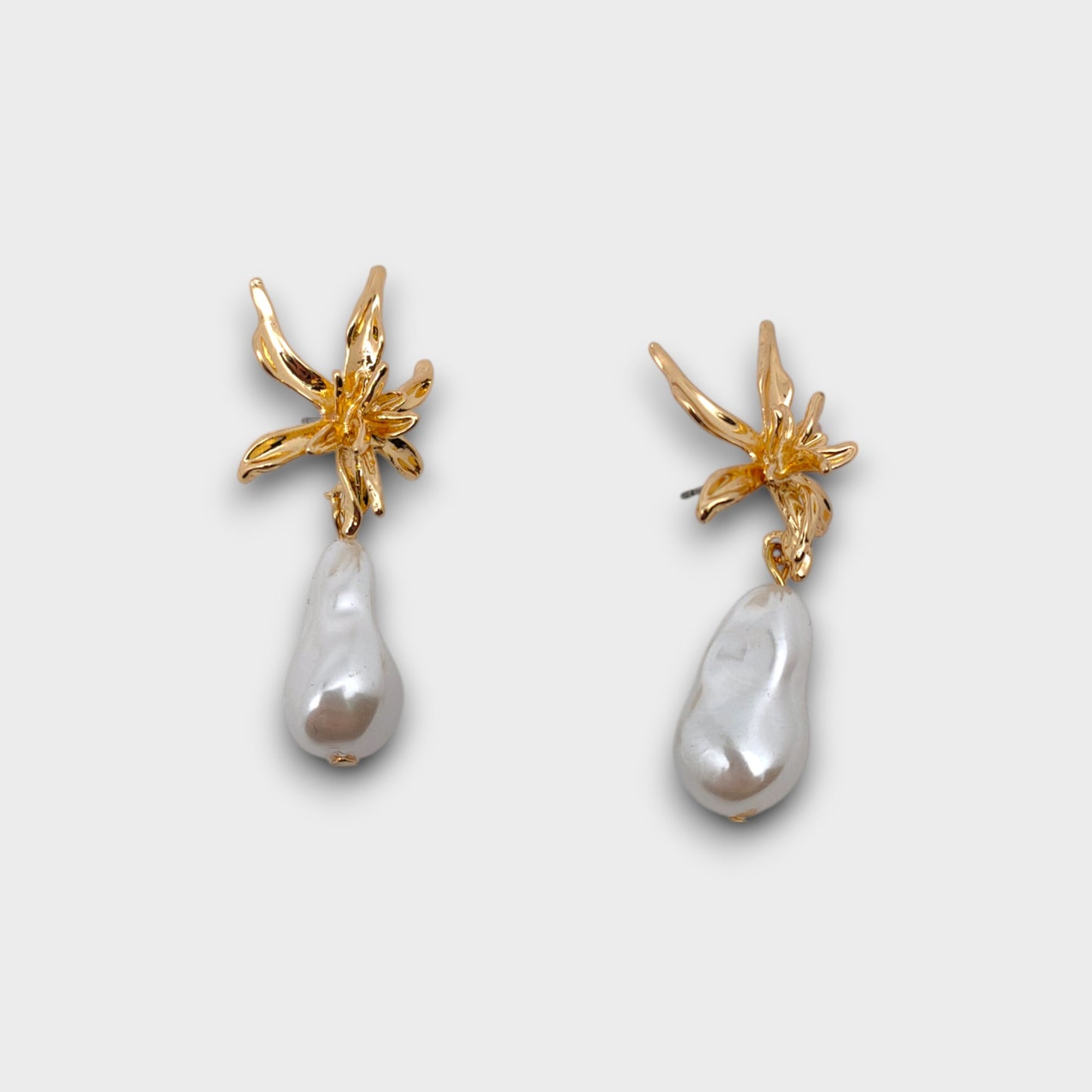 Orecchini "Fiore di Perla" – con petalo dorato e perla irregolare