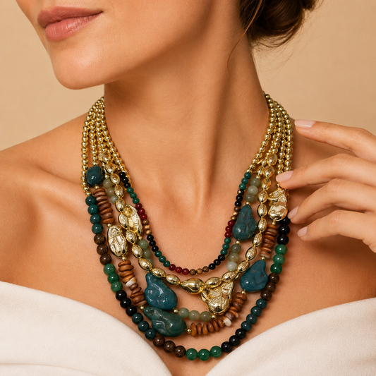 Collana Multistrato con Perline e Elementi Decorativi – Stile Boho Chic Ricercato Donna