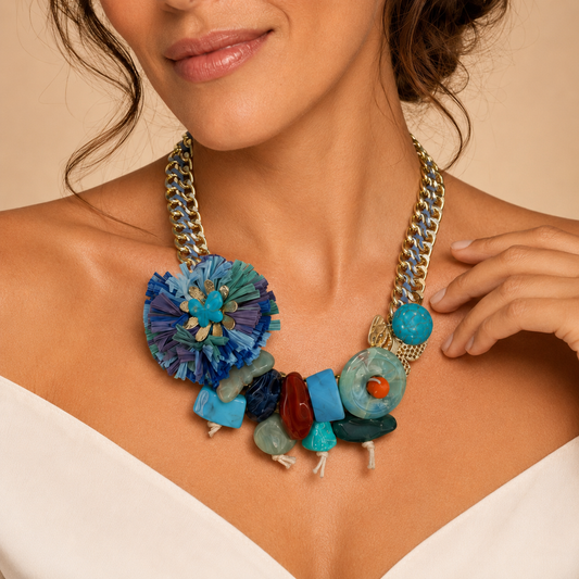 Collana Statement con Catena Dorata, Fiore in Rafia Blu e Pietre Multicolore – Collana Boho Chic Estiva