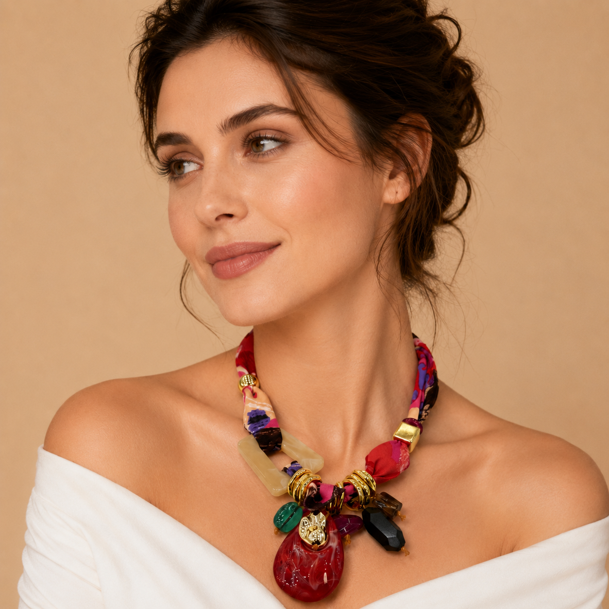 Collana con Fascia in Tessuto Multicolor e Pendenti Colorati – Statement Necklace da Donna