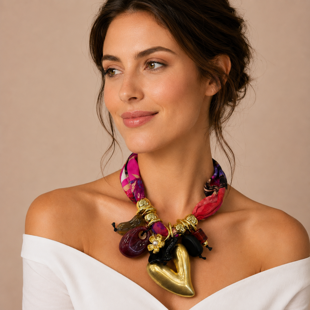 Collana Statement con Fascia in Tessuto Fantasia e Maxi Cuore Dorato – Collana Donna Elegante