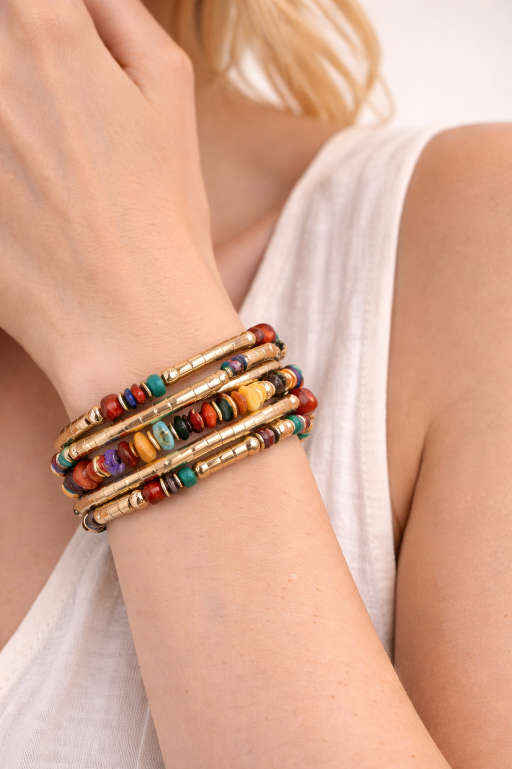 Bracciale Elastico Multigiro con Perline Colorate e Dettagli Oro – Stile Boho Chic Donna