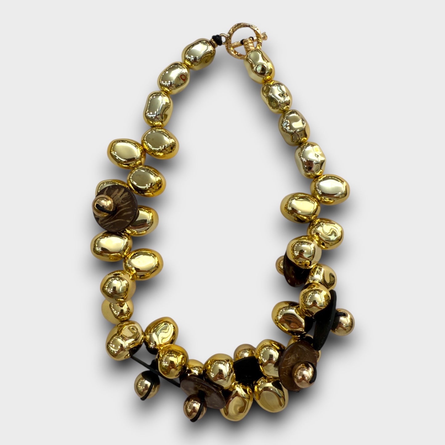 Collana "Oro Selvaggio" – Perle Irregolari e Dettagli Marroni