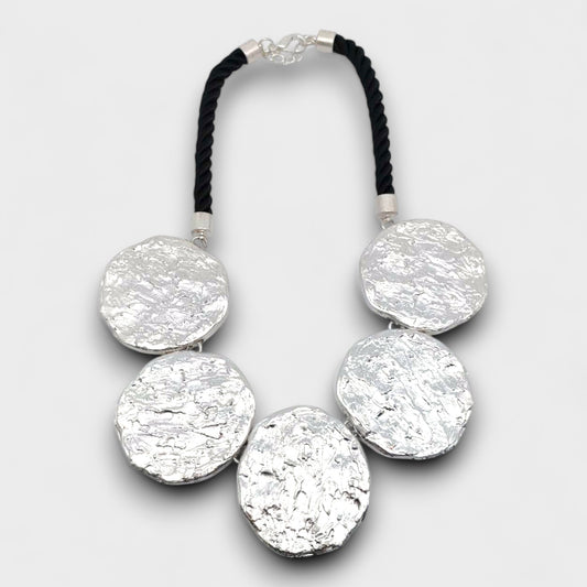 Collana “Disco Chic” – Eleganza Materica in Stile Moderno