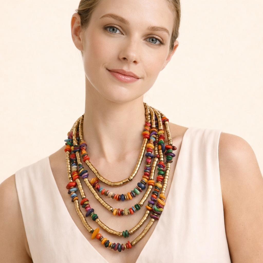 Collana Multistrato con Dettagli Dorati e Pietre Naturali – Stile Boho Elegante