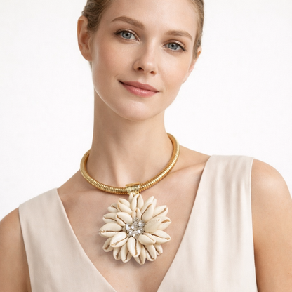 Collana Rigida Dorata con Pendente a Conchiglie – Stile Mare Elegante