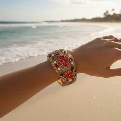 Bracciale Rigido con Conchiglie e Cristalli – Stile Mare Lusso