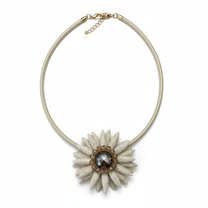 Collana con Fiore e Cristallo – Girocollo Elegante Multicolor