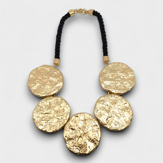 Collana “Disco Chic” – Eleganza Materica in Stile Moderno