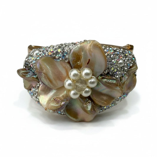 Bracciale Rigido con Fiore Madreperla e Cristalli – Eleganza Raffinata