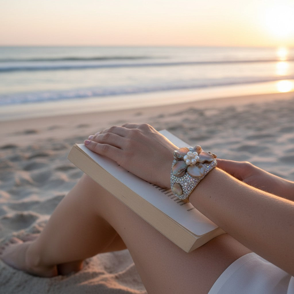 Bracciale Rigido con Fiore Madreperla e Cristalli – Eleganza Raffinata