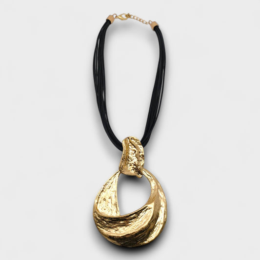 Collana Scultura Armonia – Pendente Astratto su Cordoncini Neri