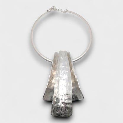 Collana “Forma Scultorea” – Girocollo Rigido in Metallo Martellato