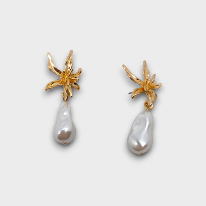 Orecchini "Fiore di Perla" – con petalo dorato e perla irregolare