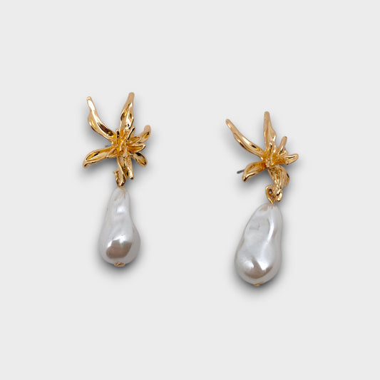 Orecchini "Fiore di Perla" – con petalo dorato e perla irregolare