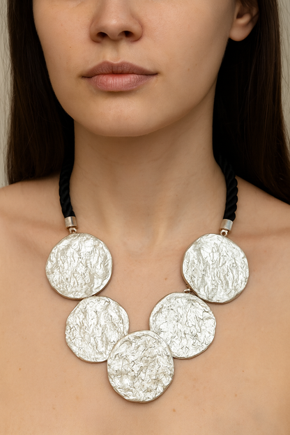 Collana “Disco Chic” – Eleganza Materica in Stile Moderno