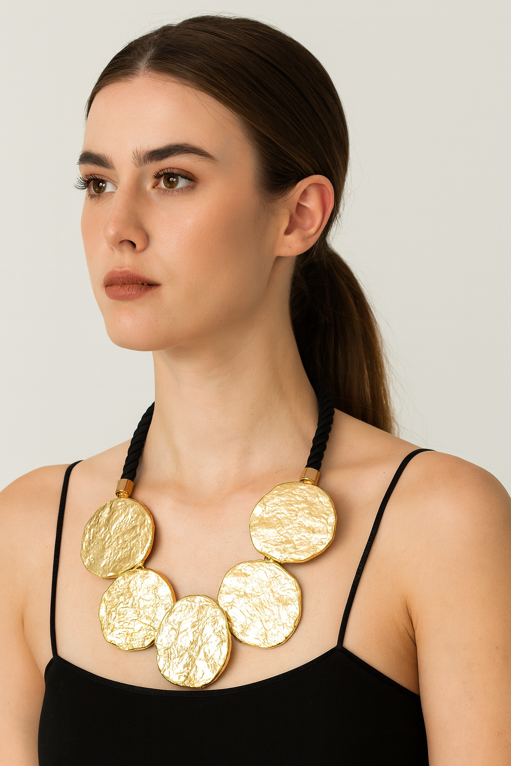 Collana “Disco Chic” – Eleganza Materica in Stile Moderno