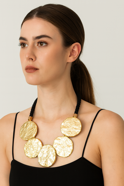 Collana “Disco Chic” – Eleganza Materica in Stile Moderno