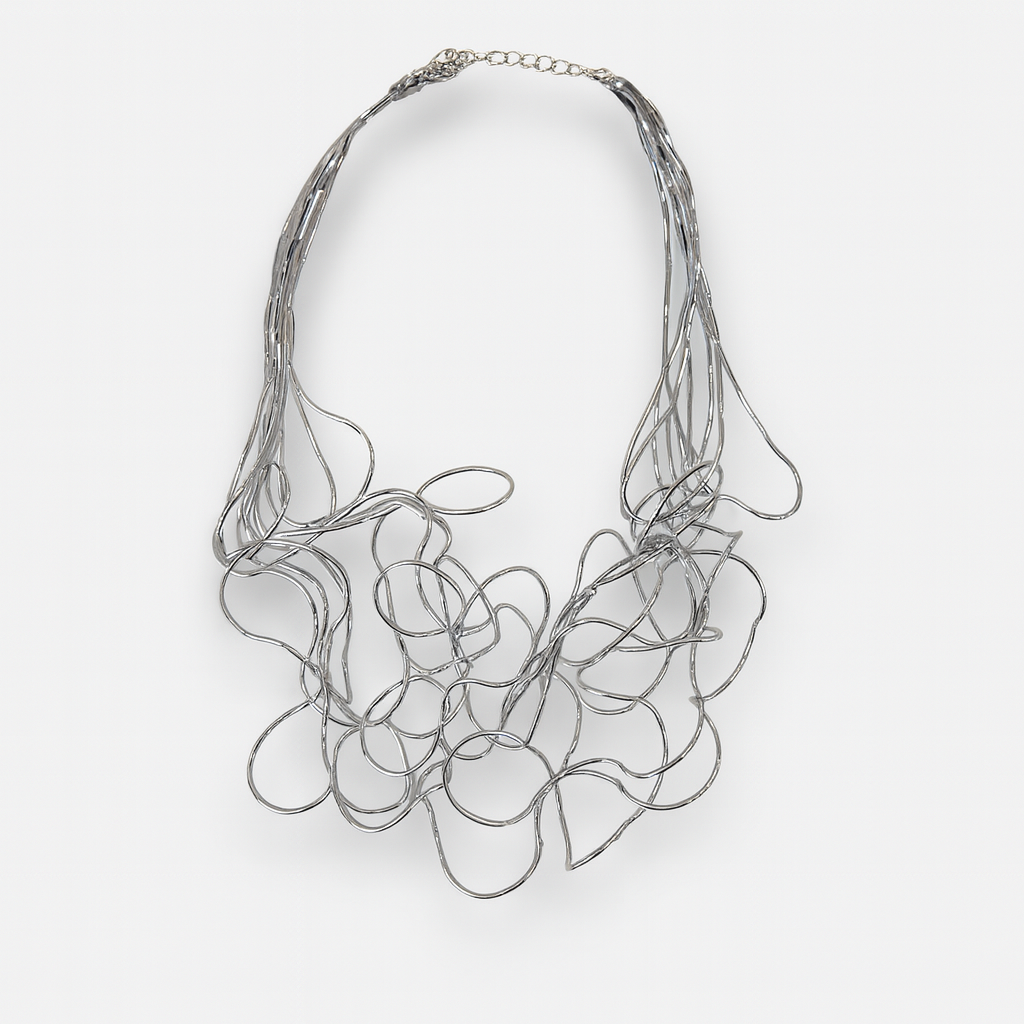 Collana Scultura Metallica – Disponibile in Oro, Argento e Tricolore