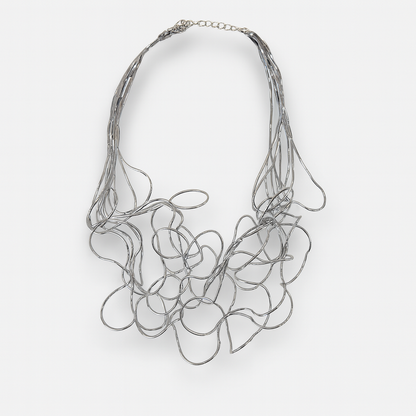 Collana Scultura Metallica – Disponibile in Oro, Argento e Tricolore