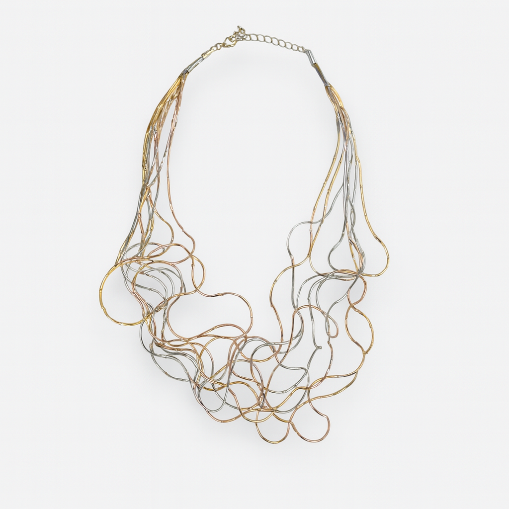 Collana Scultura Metallica – Disponibile in Oro, Argento e Tricolore