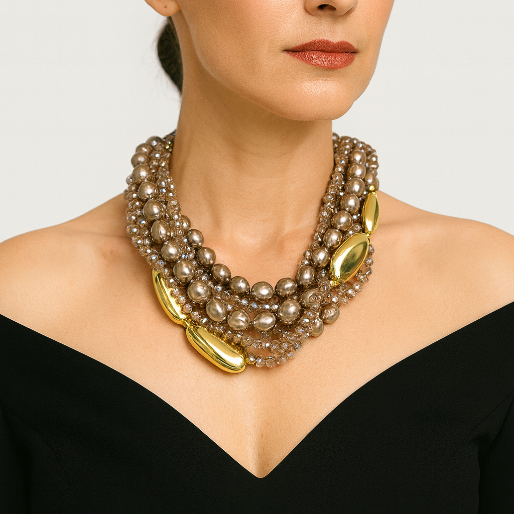 Collana "Luce Barocca" – Perle Champagne e Dettagli Dorati