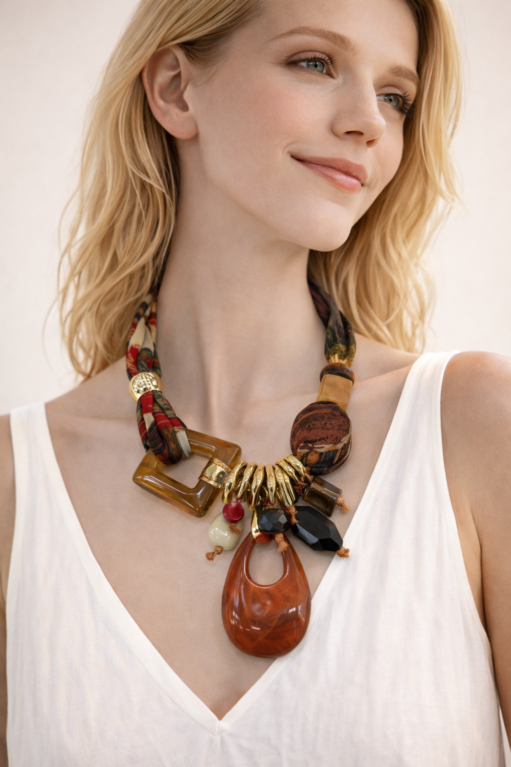 Collana Moda con Fascia in Tessuto e Pendenti Geometrici – Stile Boho Chic Donna