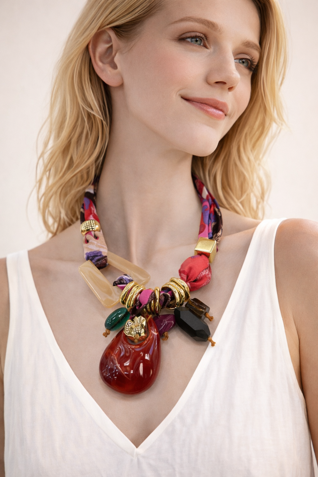 Collana Moda con Fascia in Tessuto e Pendenti Geometrici – Stile Boho Chic Donna