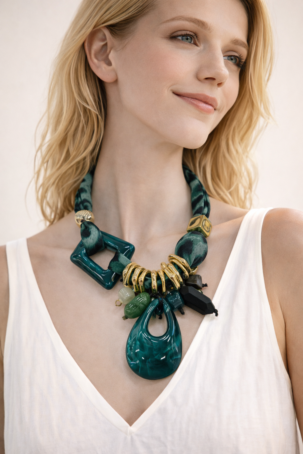 Collana Moda con Fascia in Tessuto e Pendenti Geometrici – Stile Boho Chic Donna
