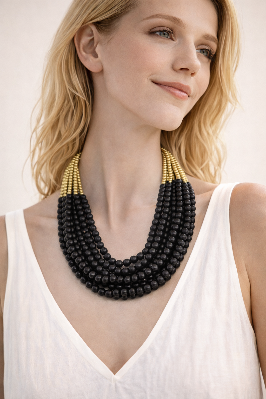 Collana Multistrato con Perline Nere e Dettagli Oro – Stile Elegante Donna