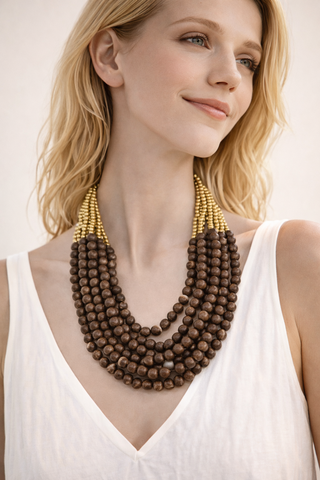 Collana Multistrato con Perline Marroni e Dettagli Oro – Stile Boho Naturale Donna