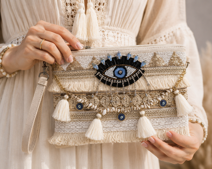Pochette Boho Chic con Occhio Portafortuna – Borsa Estiva con Conchiglie e Nappine