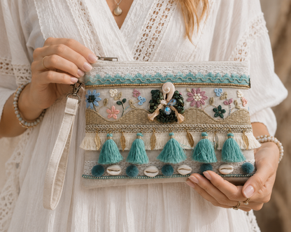 Pochette Boho Chic Verde con Nappine – Borsa Estiva con Conchiglie e Ricami