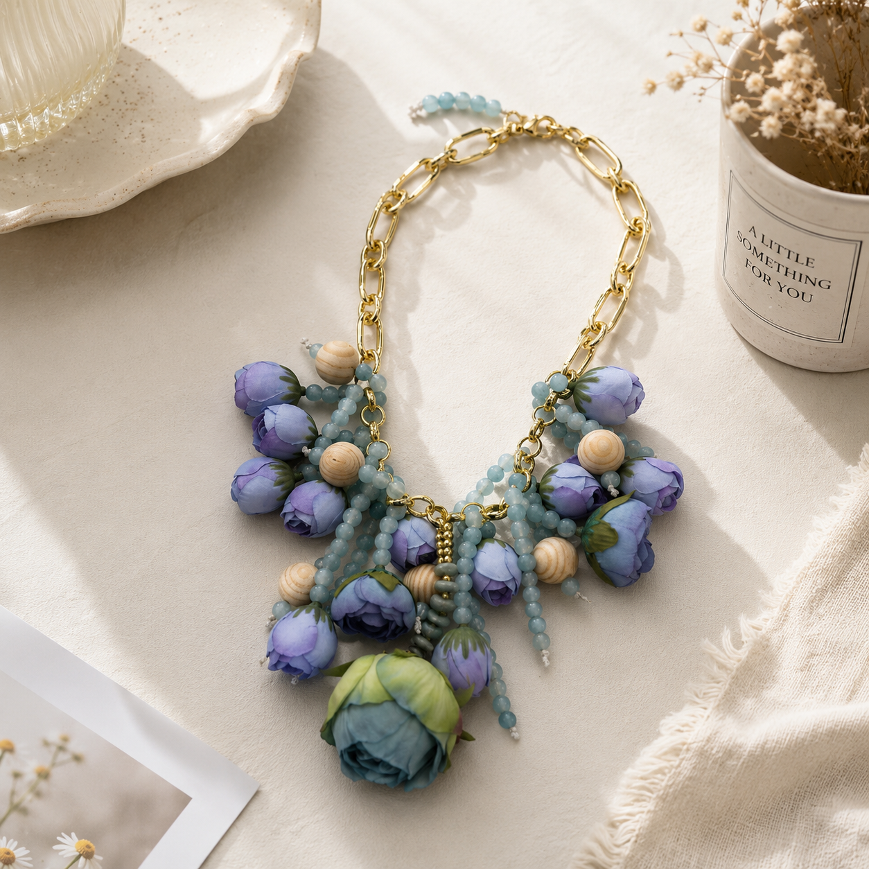 Collana Statement con Fiori Blu e Perle – Design Artistico Elegante