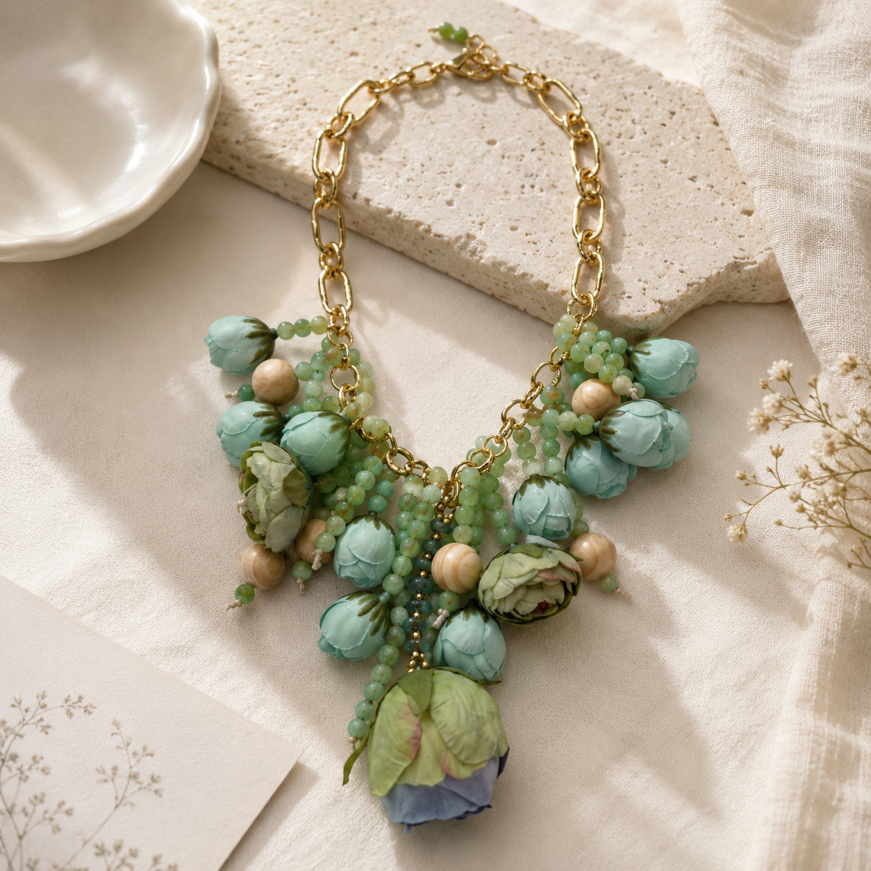 Collana Floreale Verde Acqua con Catena Dorata – Statement Necklace Elegante