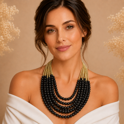 Collana Multistrato con Perline Nere e Dettagli Oro – Stile Elegante Donna