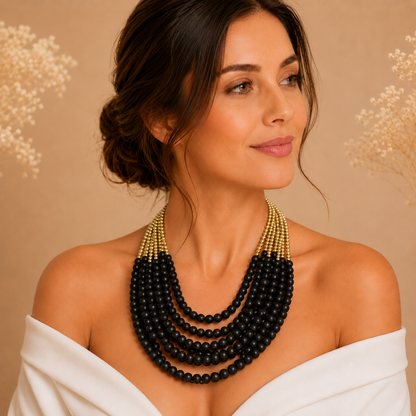Collana Multistrato con Perline Nere e Dettagli Oro – Stile Elegante Donna