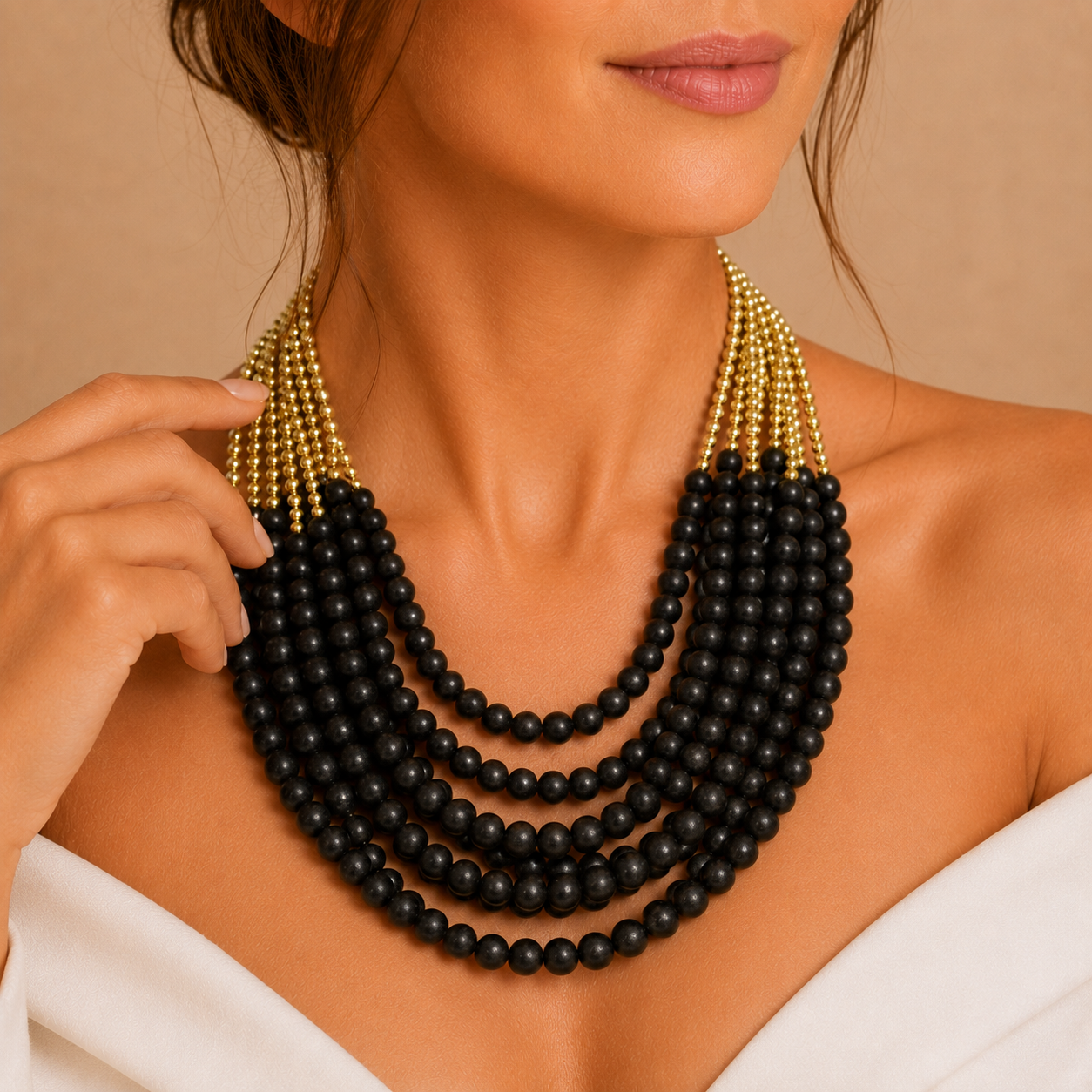 Collana Multistrato con Perline Nere e Dettagli Oro – Stile Elegante Donna