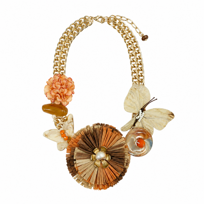 Collana Statement con Catena Dorata, Fiore, Farfalle e Ciondolo in Rafia – Collana Artistica Estiva