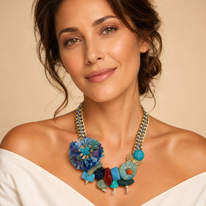 Collana Statement con Catena Dorata, Fiore in Rafia Blu e Pietre Multicolore – Collana Boho Chic Estiva