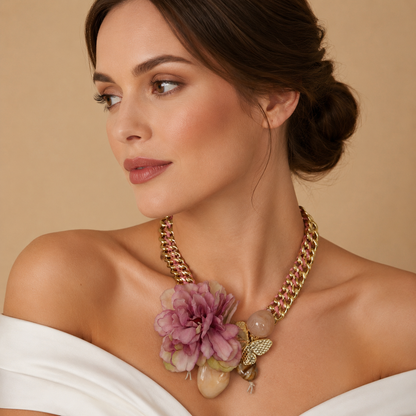 Collana Statement con Catena Dorata Intrecciata e Fiore Rosa – Collana Boho Chic Floreale da Donna