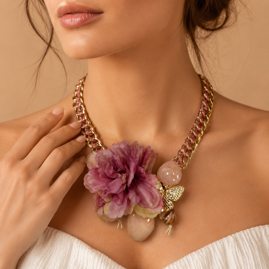 Collana Statement con Catena Dorata Intrecciata e Fiore Rosa – Collana Boho Chic Floreale da Donna