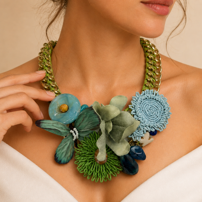 Collana Statement con Catena Dorata Verde, Fiori e Farfalla Decorativa – Collana Boho Chic da Donna