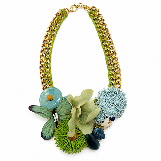 Collana Statement con Catena Dorata Verde, Fiori e Farfalla Decorativa – Collana Boho Chic da Donna