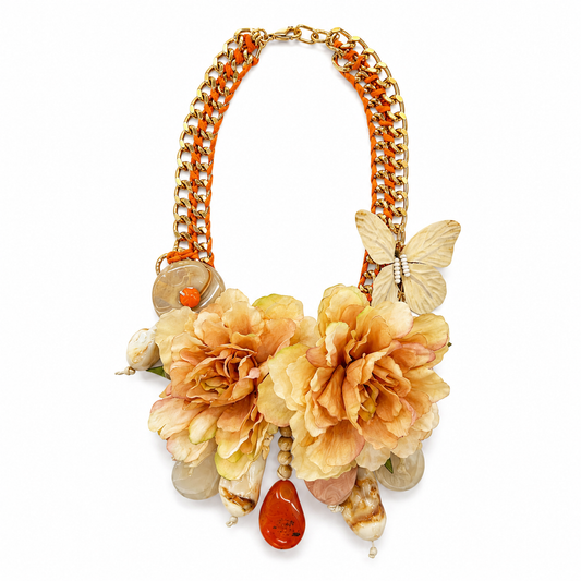 Collana Statement con Catena Dorata, Doppi Fiori Beige e Farfalla – Collana Boho Chic Floreale da Donna
