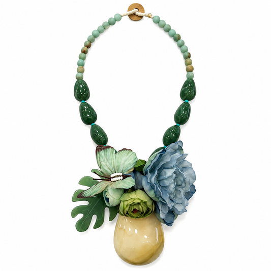 Collana Floreale con Perle Verdi, Fiore Azzurro e Farfalla – Collana Statement Boho Chic da Donna