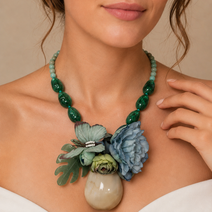 Collana Floreale con Perle Verdi, Fiore Azzurro e Farfalla – Collana Statement Boho Chic da Donna